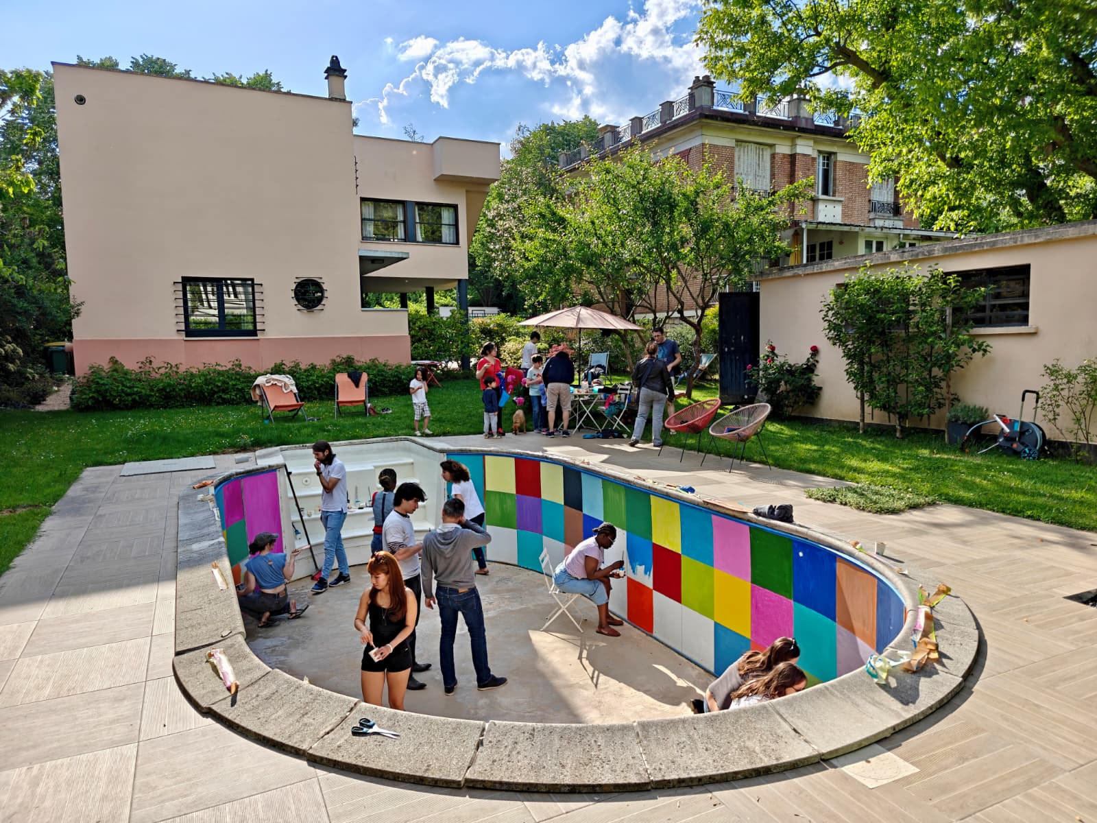 Le jardin aujourd'hui, avec la piscine colorée