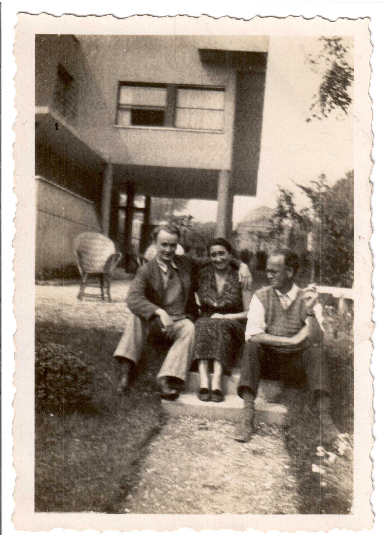 Jacqueline Trapenard dans le jardin d'origine de la villa, Pâques 1933
