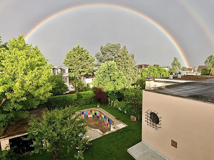 Arc-en-ciel au-dessus de la piscine peinte de la Villa Trapenard
